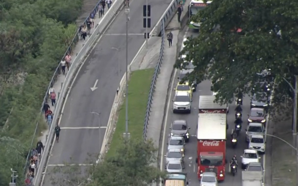 Por conta do congestionamento na Avenida Brasil, passageiros desceram de ônibus e seguiram trajeto à pé