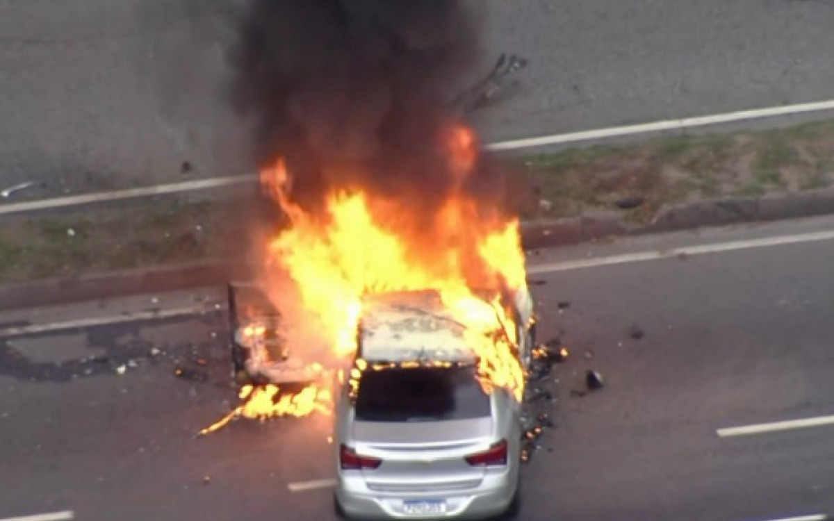 Veículo pegou fogo após uma batida, na altura de Guadalupe da Avenida Brasil