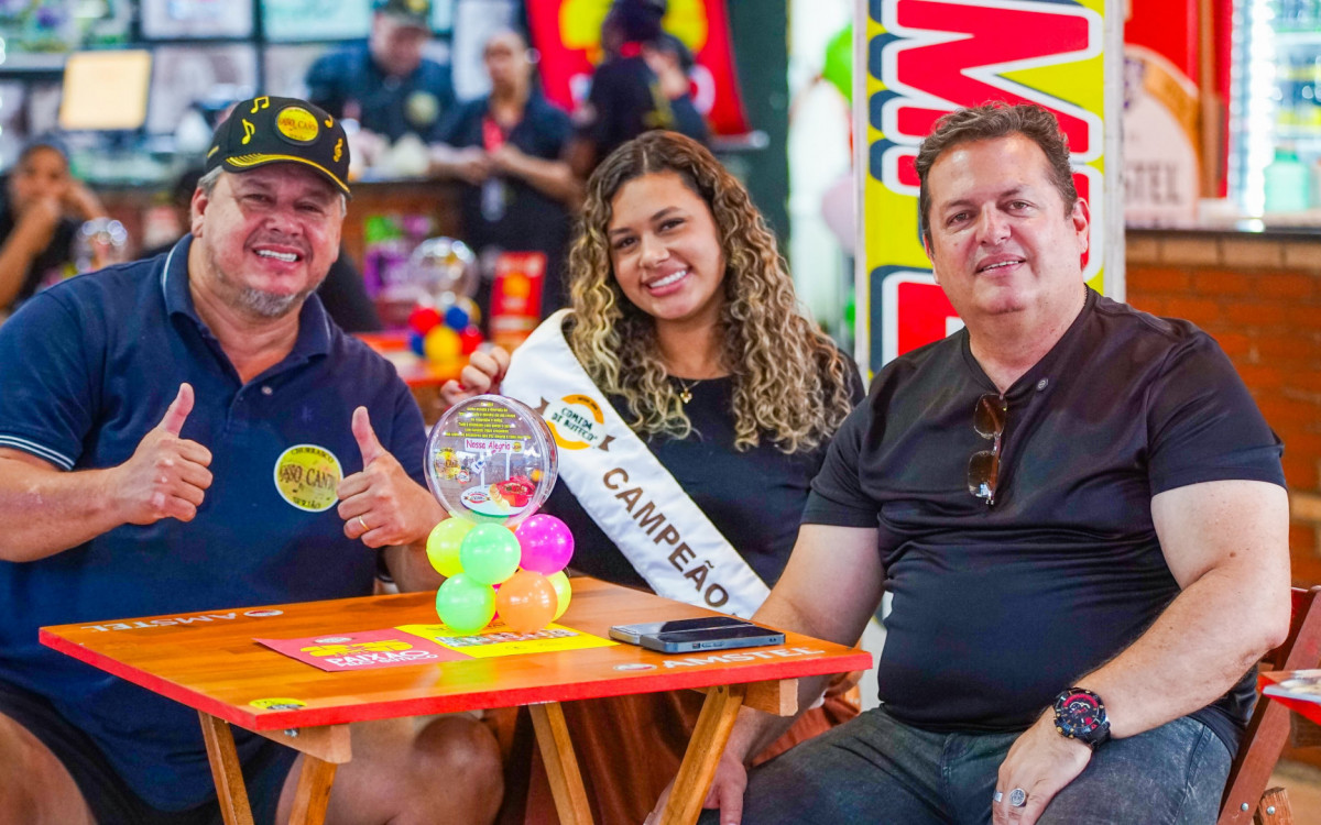 Serjão e Jéssica do Nosso Canto com o secretário Tião Pinheiro (Cultura e Turismo) durante a visita ao restaurante bicampeão do concurso