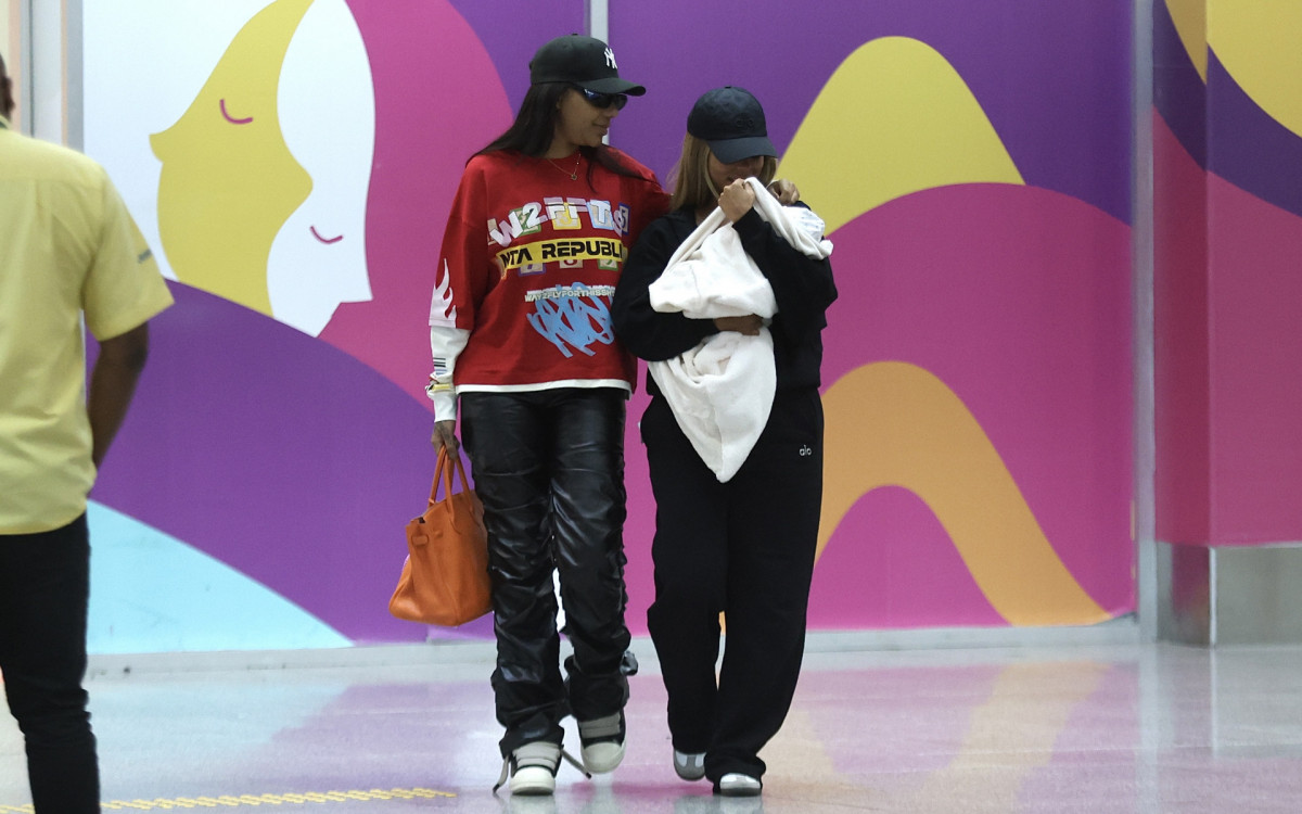  Ludmilla e Brunna Gonçalves desembarcaram em aeroporto do Rio