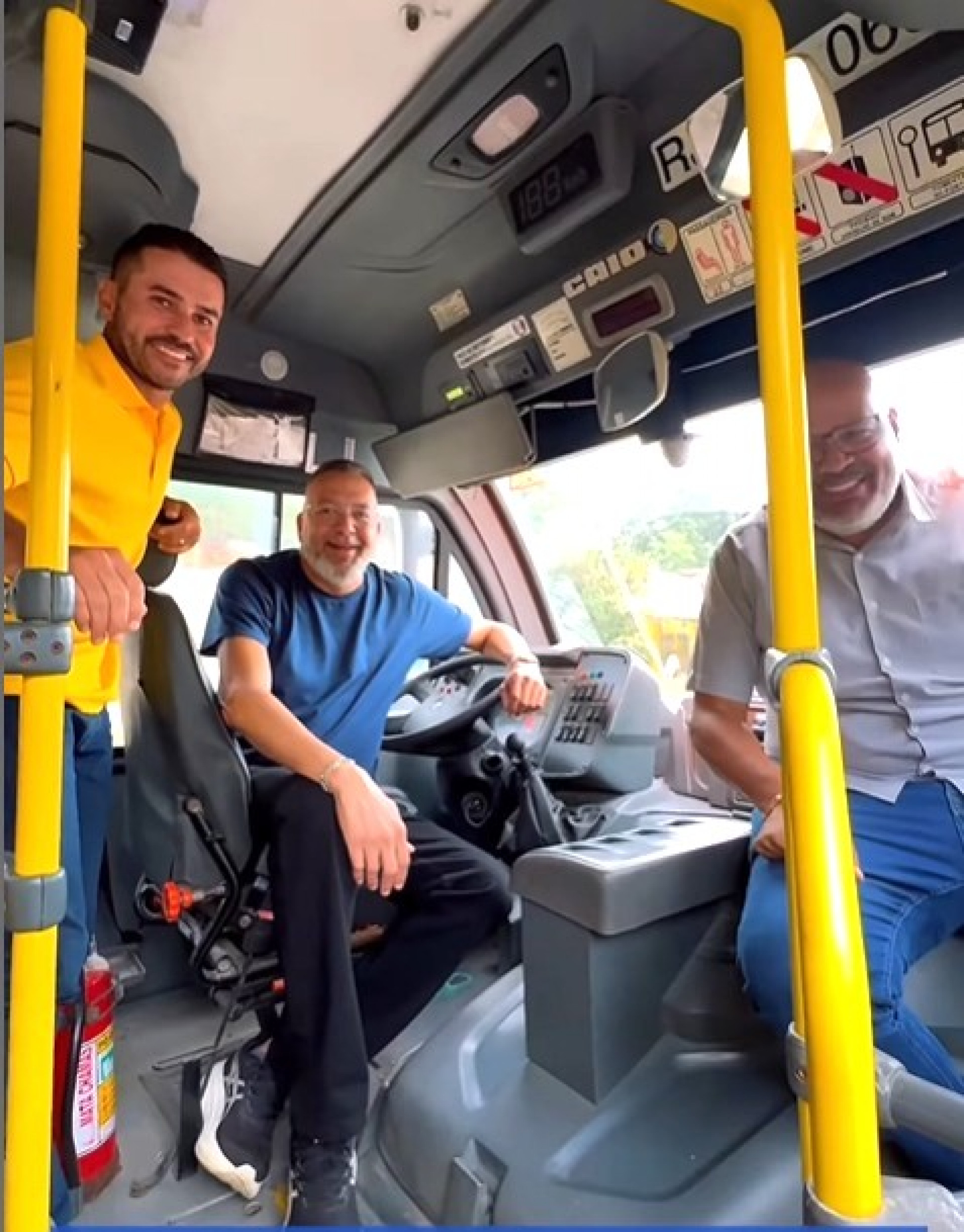Markinho Gandra, Marcelo Canella e prefeito M&aacute;rcio Canella no &ocirc;nibus que voltou a circular - J&uacute;nior Silva / PMBR