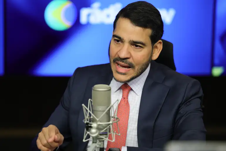 Advogado-geral da União afirma que governo usará recursos públicos para ressarcir aposentados do INSS