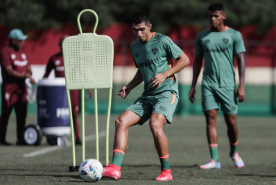 Serna dobra número de gols do ano passado e assume vice-artilharia do Fluminense em 2025