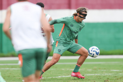 De máscara, Canobbio treina com o elenco do Fluminense