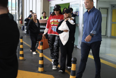 De volta ao Brasil! Ludmilla e Brunna Gonçalves desembarcam com Zuri em aeroporto do Rio 