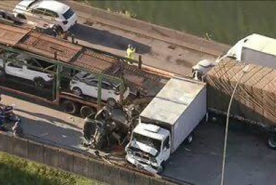 Acidente com caminhões, carreta e van deixa quatro feridos em SP