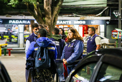 Com queda de temperaturas na cidade, Prefeitura entrega agasalhos e acolhe pessoas em situação de rua 