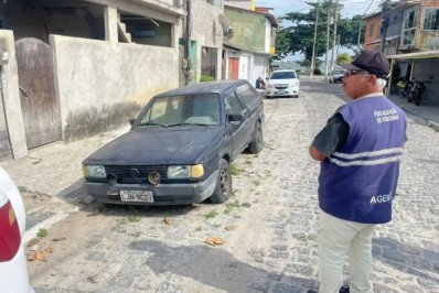 Cinco veículos abandonados em vias públicas da Praia do Siqueira são notificados