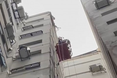 Bombeiros resgatam operários presos em andaime suspenso a 40 metros de altura