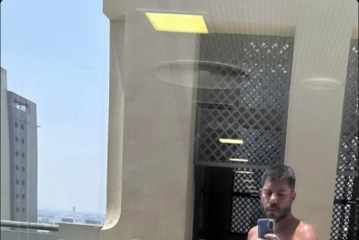 Evaristo Costa surge de sunga em meio ao calor intenso de Dubai