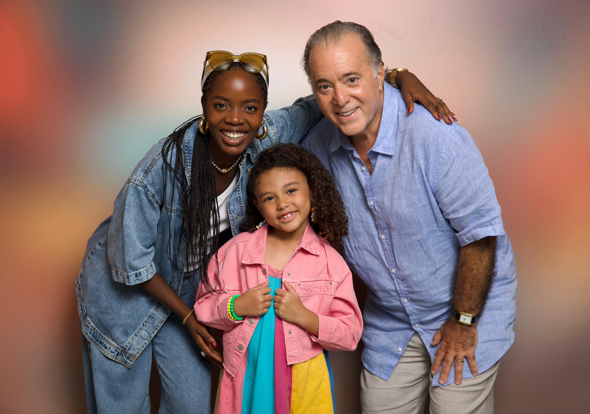 Leona (Clara Moneke), Sofia (Elis Cabral) e Abel (Tony Ramos) - TV Globo/ Manoella Mello