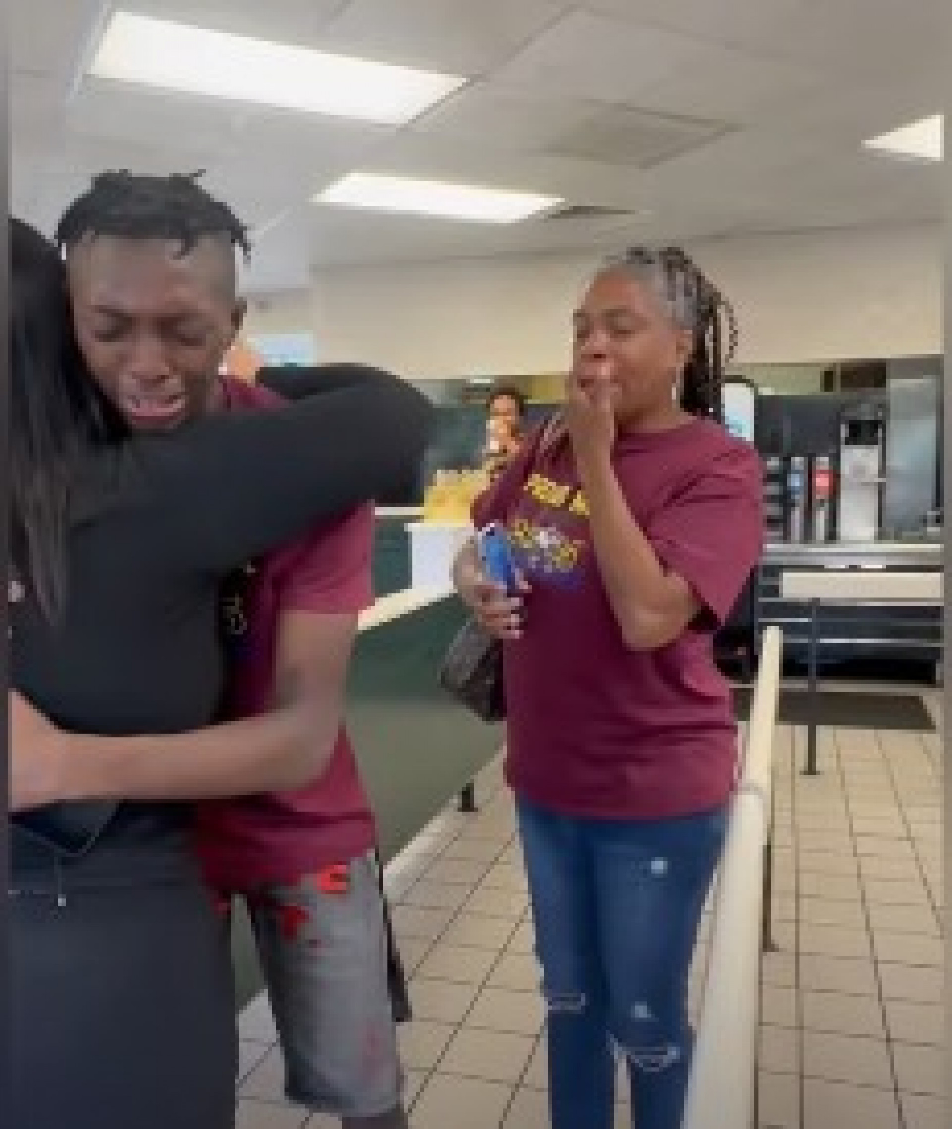 Jovem ficou emocionado após receber o dinheiro da arrecadação - Reprodução/Redes Sociais