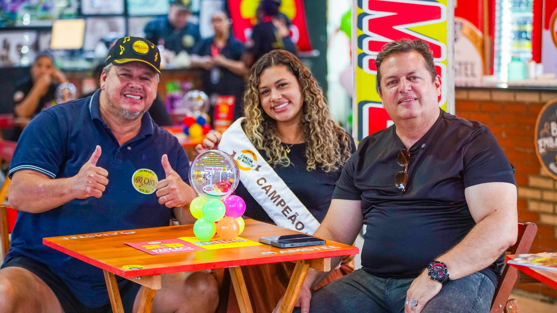 Serj&atilde;o e J&eacute;ssica do Nosso Canto com o secret&aacute;rio Ti&atilde;o Pinheiro (Cultura e Turismo) durante a visita ao restaurante bicampe&atilde;o do concurso - Gilberto Rocha