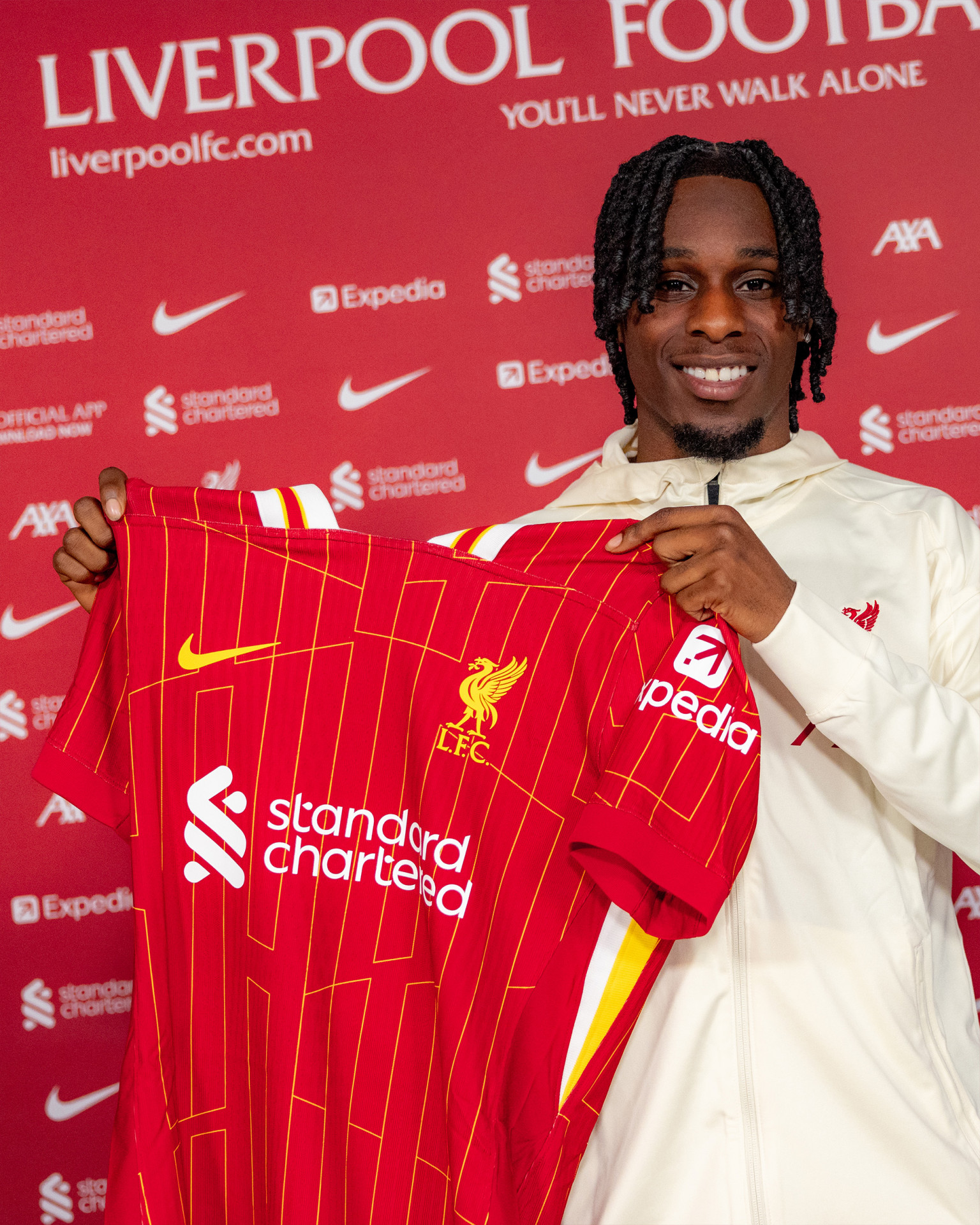 Frimpong foi anunciado pelo Liverpool nesta sexta-feira (30) - Divulga&ccedil;&atilde;o / Liverpool