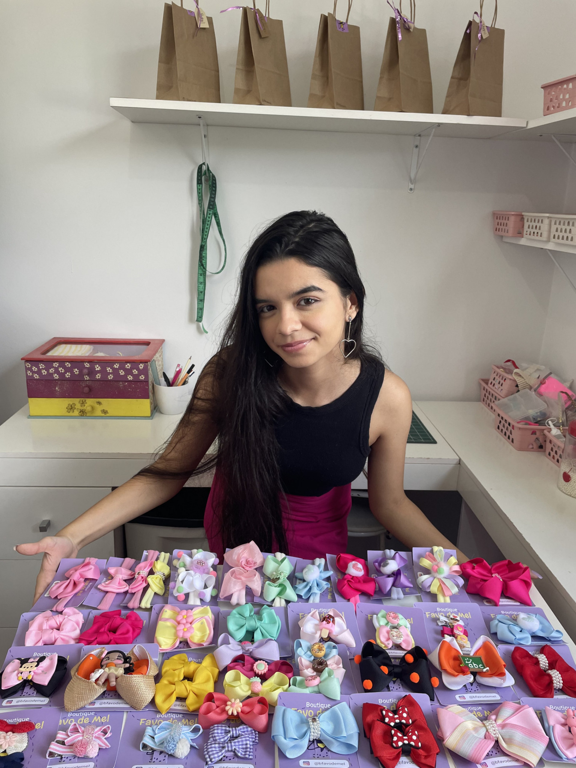 Atualmente, Alexandra faz lacinhos por encomenda - Divulgação