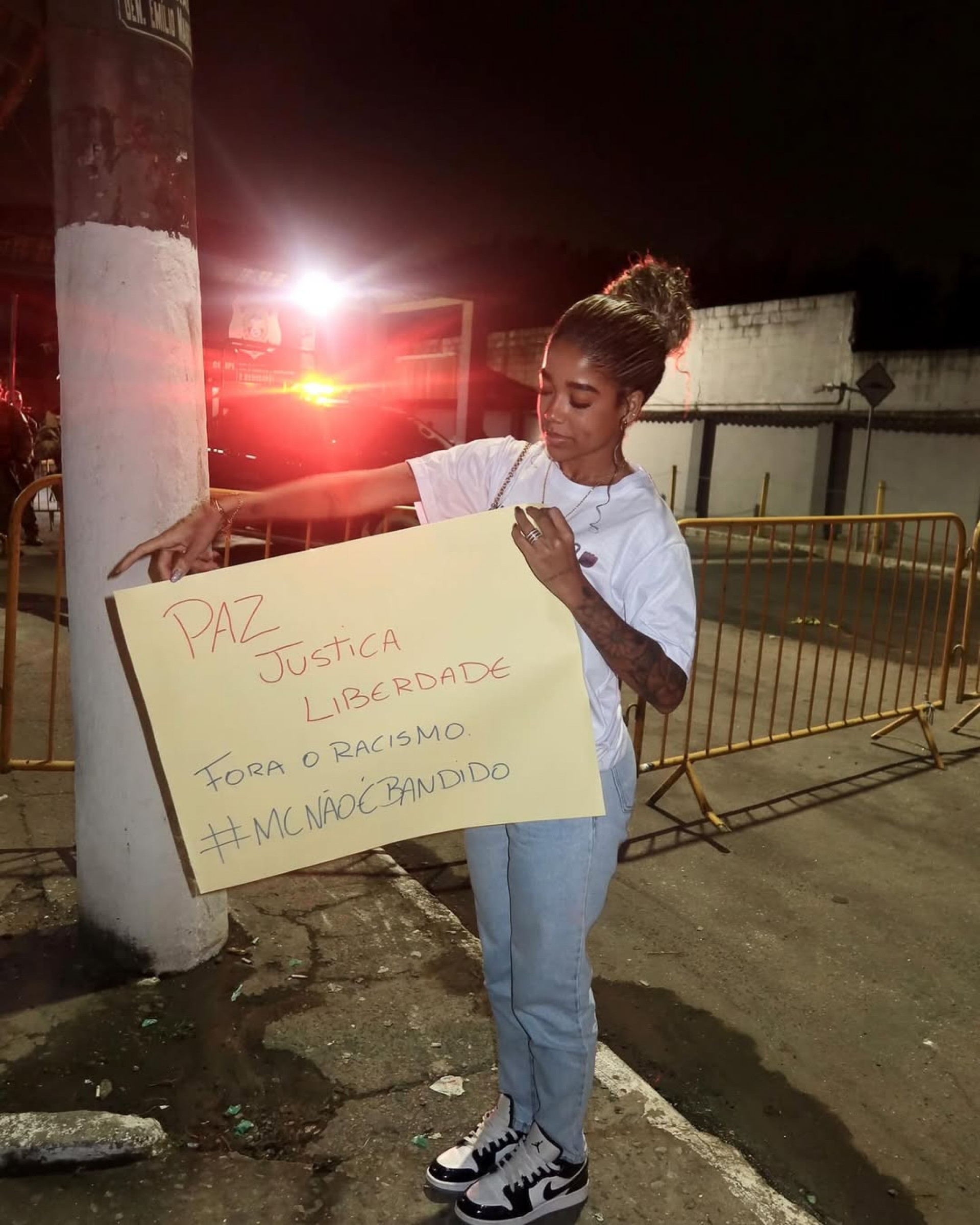 Vivianne Noronha levou cartaz para a frente do presídio onde está Poze do Rodo
 - Reprodução/Instagram