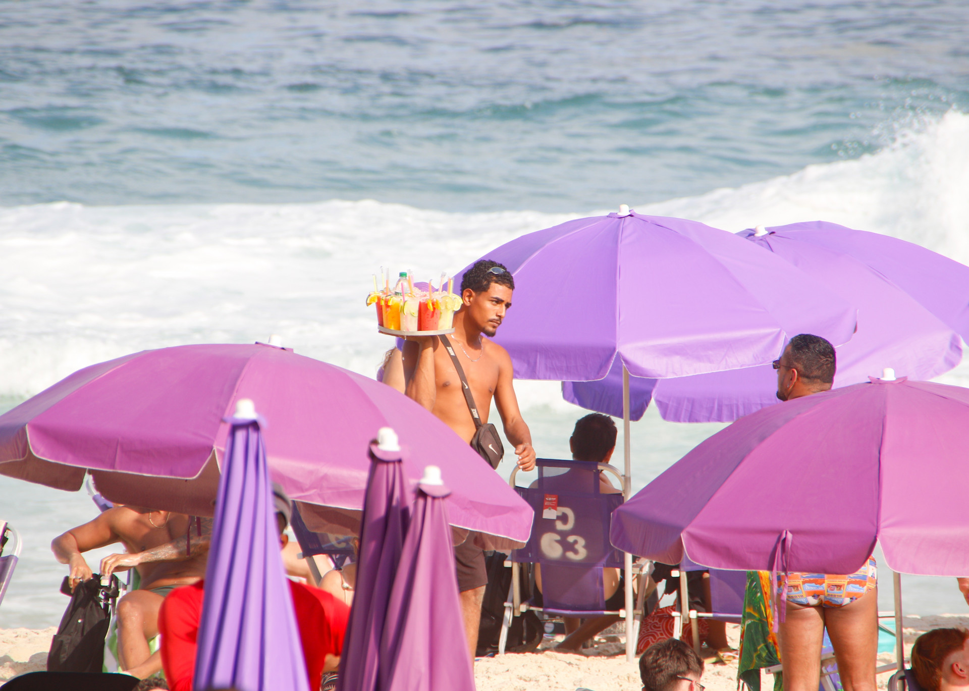 Cariocas e turistas aproveitaram s&aacute;bado ensolarado na Praia de Ipanema, na Zona Sul - &Eacute;rica Martin / Ag&ecirc;ncia O Dia 