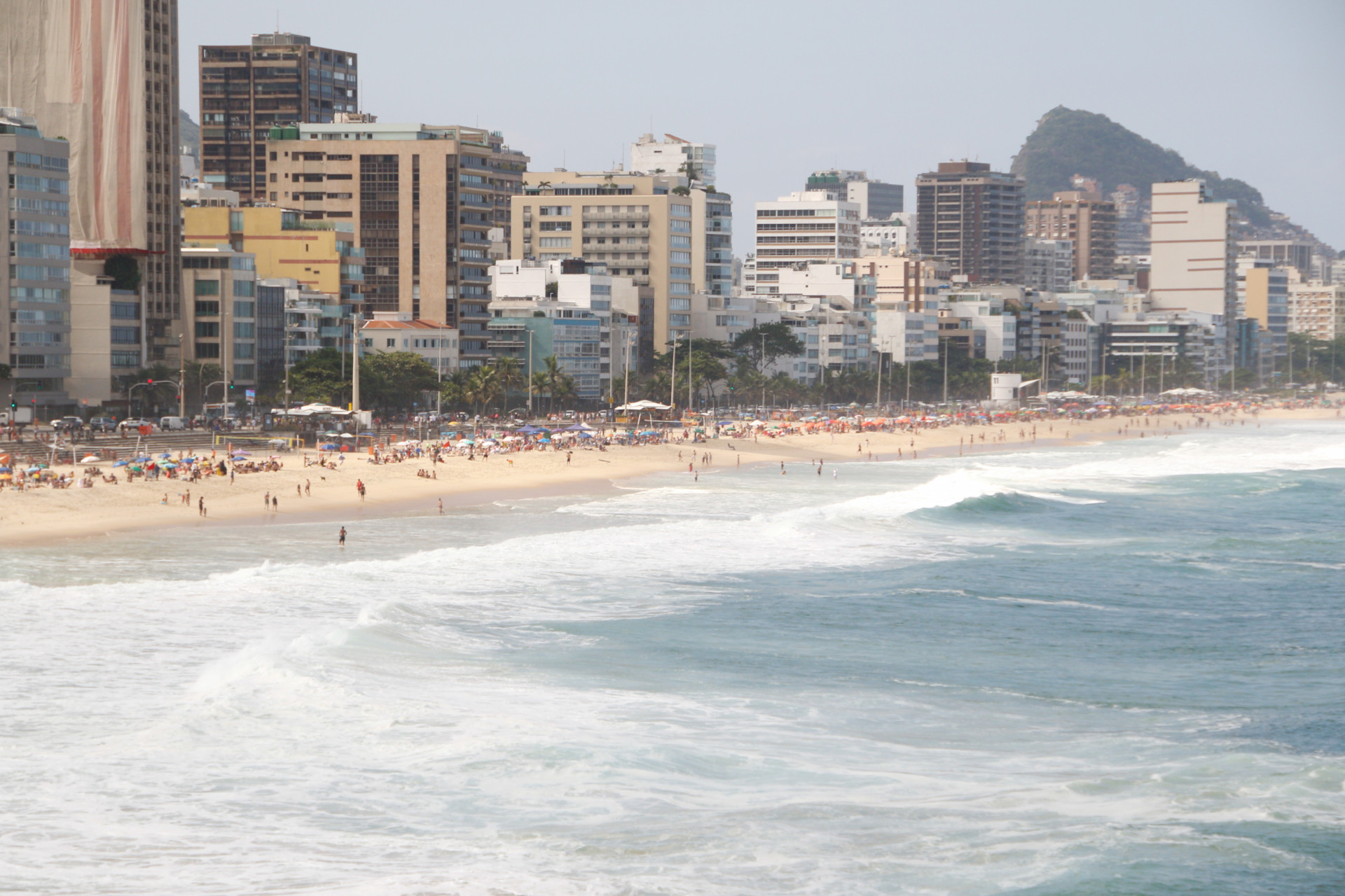 Mar de Ipanema estava agitado neste s&aacute;bado (31) - &Eacute;rica Martin / Ag&ecirc;ncia O Dia