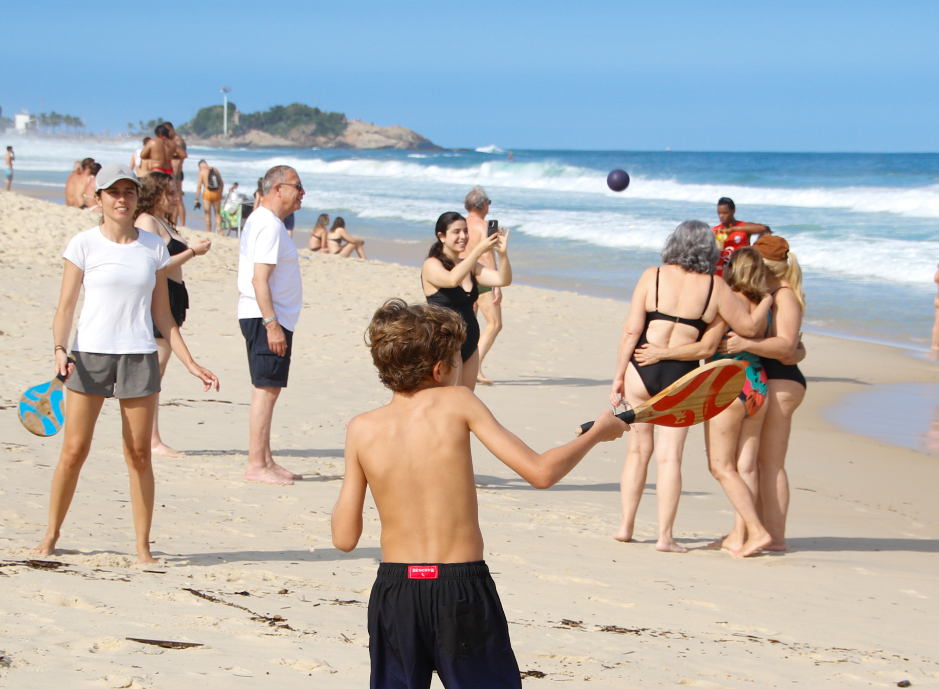Cariocas e turistas aproveitaram s&aacute;bado ensolarado na Praia de Ipanema, na Zona Sul - &Eacute;rica Martin / Ag&ecirc;ncia O Dia 