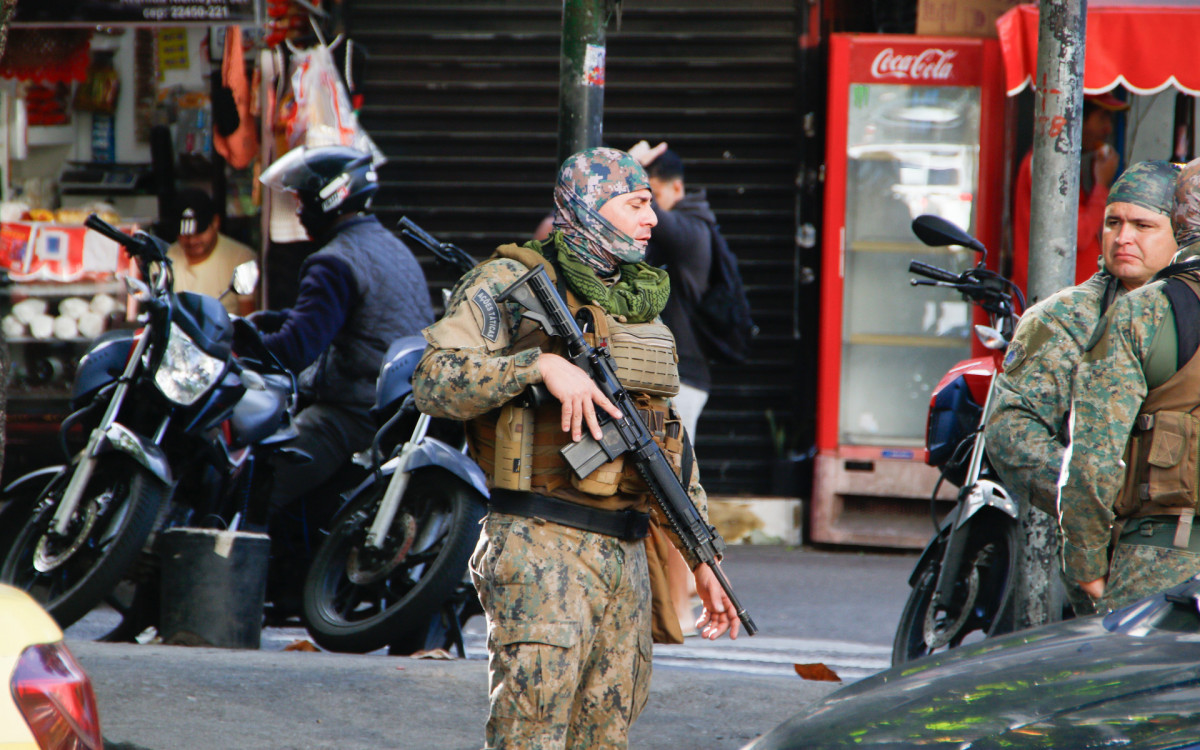 Um policial militar foi baleado no pescoço durante uma operação na Rocinha, Zona Sul, na manhã deste sábado (31). manhã deste sábado (31).  Foto: Érica Martin / Agência O Dia 
