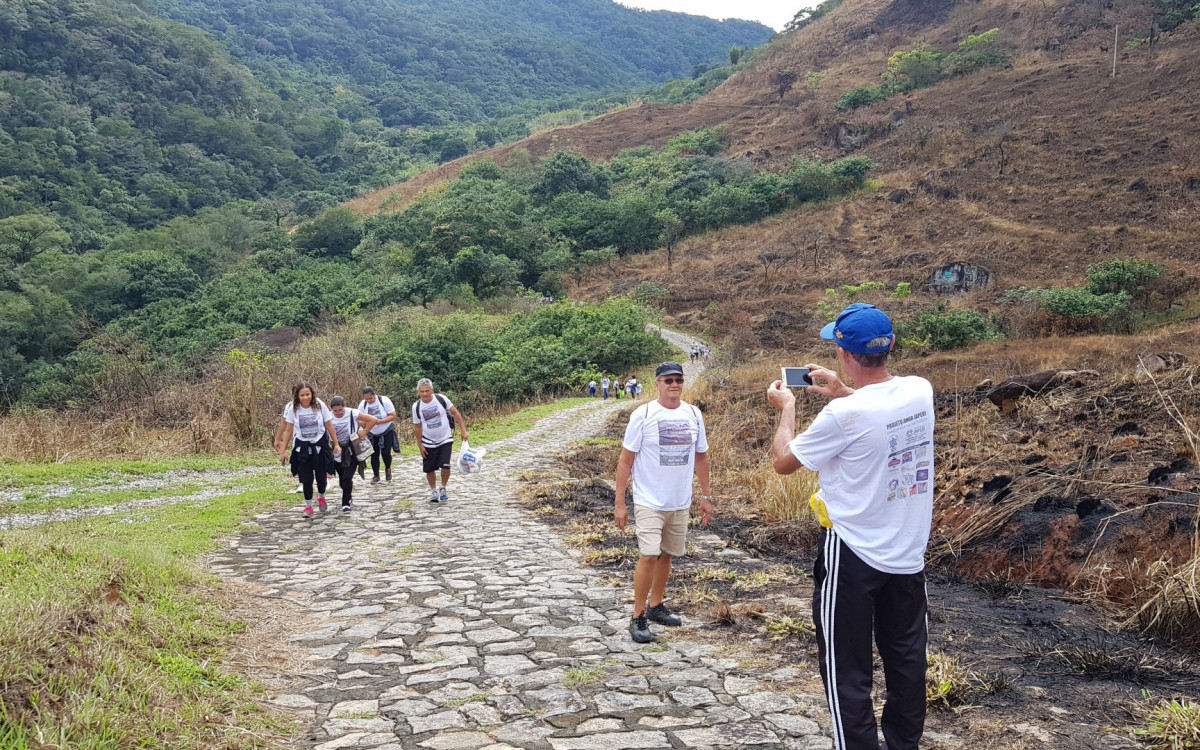 Além da caminhada por trilhas naturais da região, o destaque será o plantio de mudas, uma ação simbólica e prática que visa contribuir para a restauração do ecossistema local