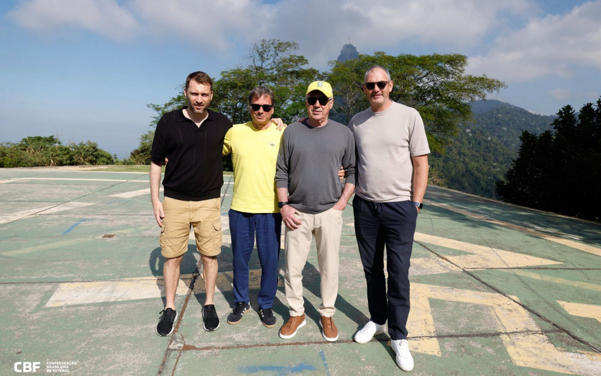 Carlo Ancelotti e seus auxiliares no Mirante Dona Marta