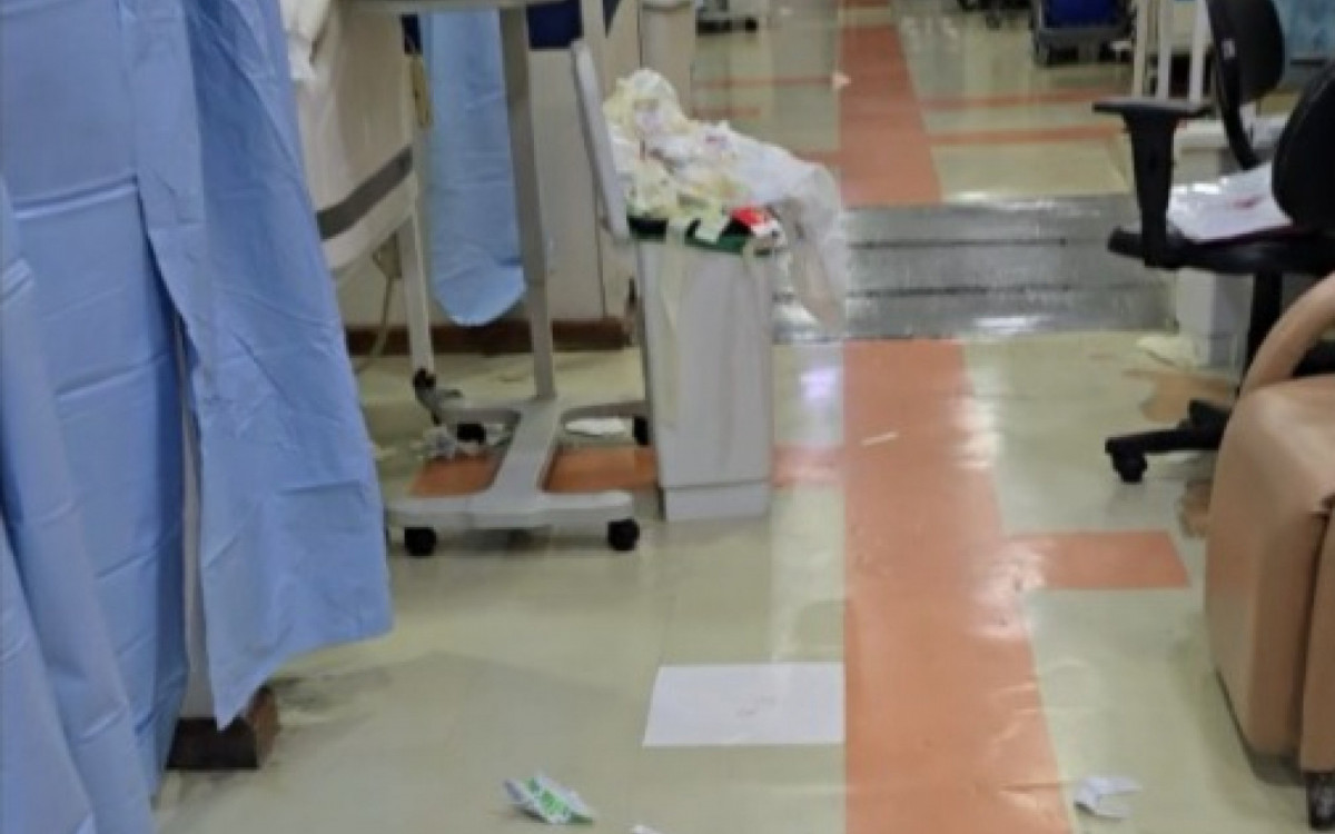 Lixeira em CTI de hospital aparece cheia e lixo fica espalhado pelo chão