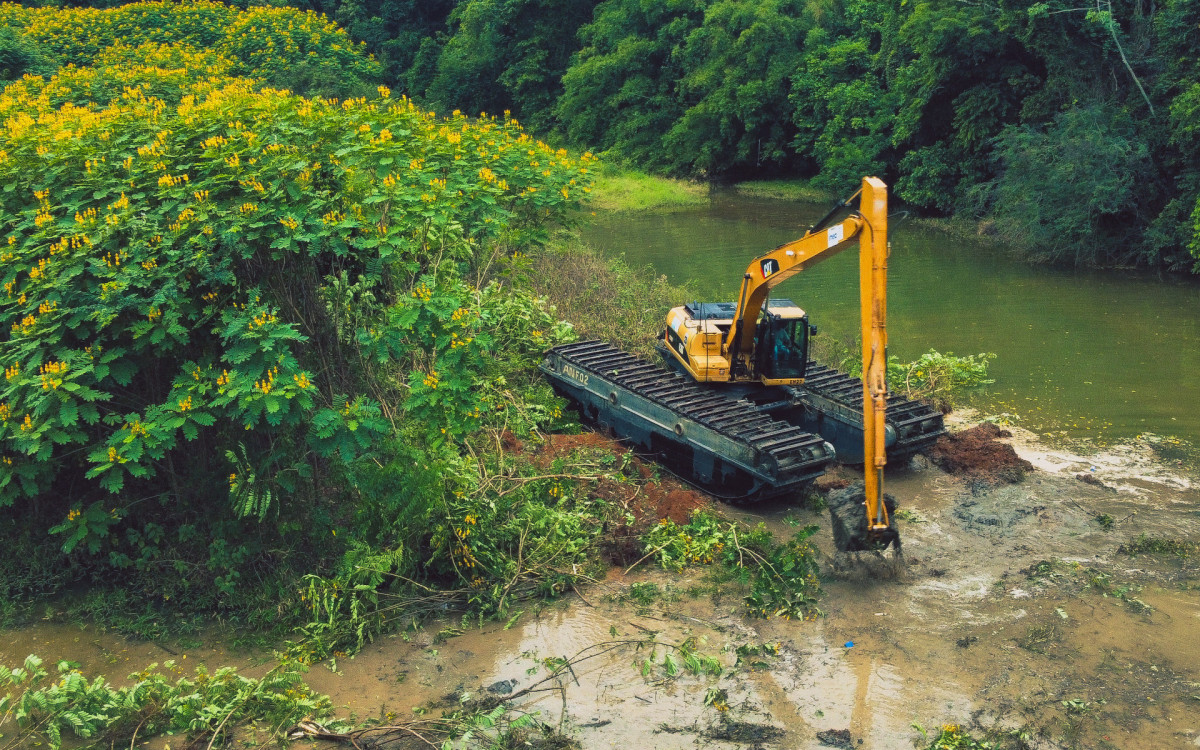 Máquina do Inea no açude do bairro Cascata