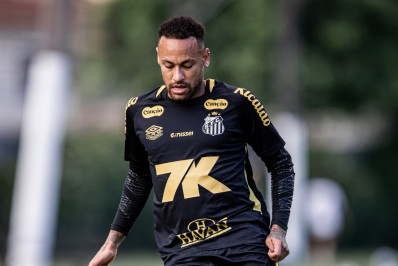 Neymar torce tornozelo e vira dúvida para enfrentar o Botafogo