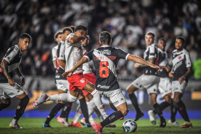 Vegetti lamenta gol no começo e defende cobrança de vascaínos: 'Estão no direito'