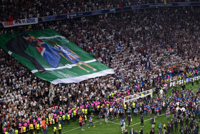 Técnico do PSG se emociona com homenagem a filha em título: 'Sempre comigo'