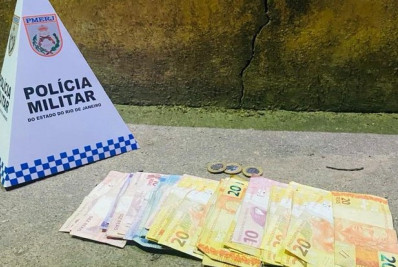 PM prende dois criminosos com dinheiro de cobranças ilegais ao comércio em Belford Roxo