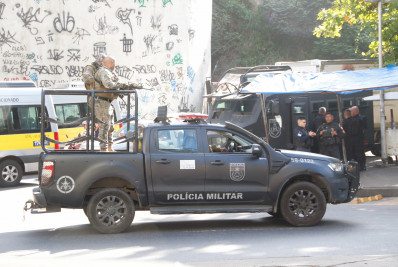 Policial é baleado no pescoço em operação na Rocinha que mira chefes do tráfico do Ceará