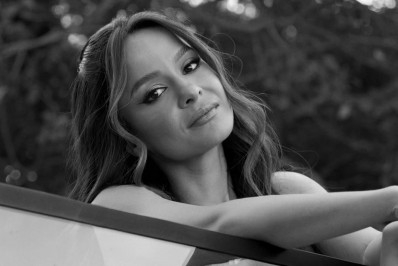 Em show, Maiara dá bronca em segurança e defende o pai: 'Peço respeito'