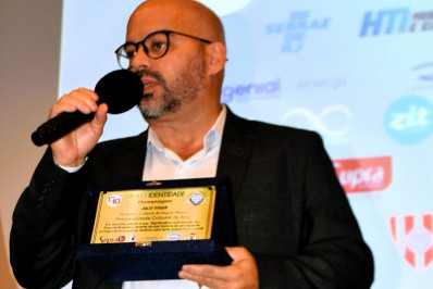 Julio Souza é reconhecido como Personalidade Cultural do Ano em premiação
