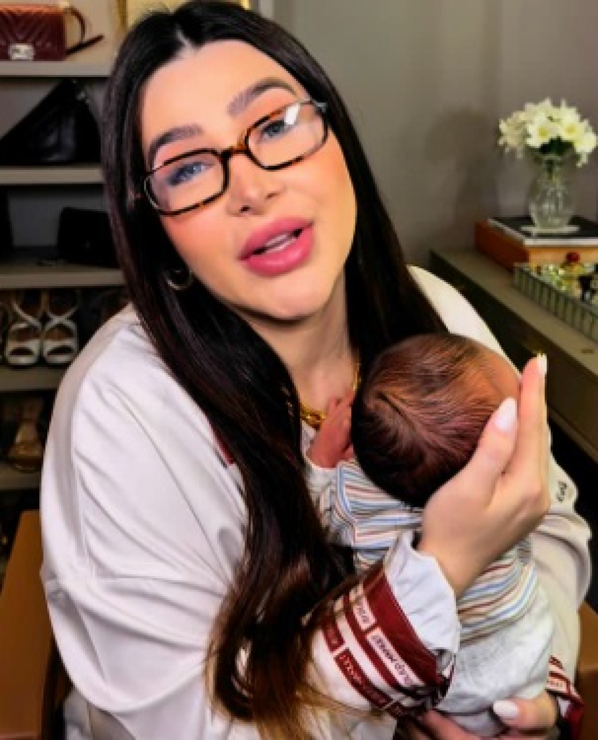 Mila Braga com o filho Davi Yudi nos braços - Reprodução/Instagram