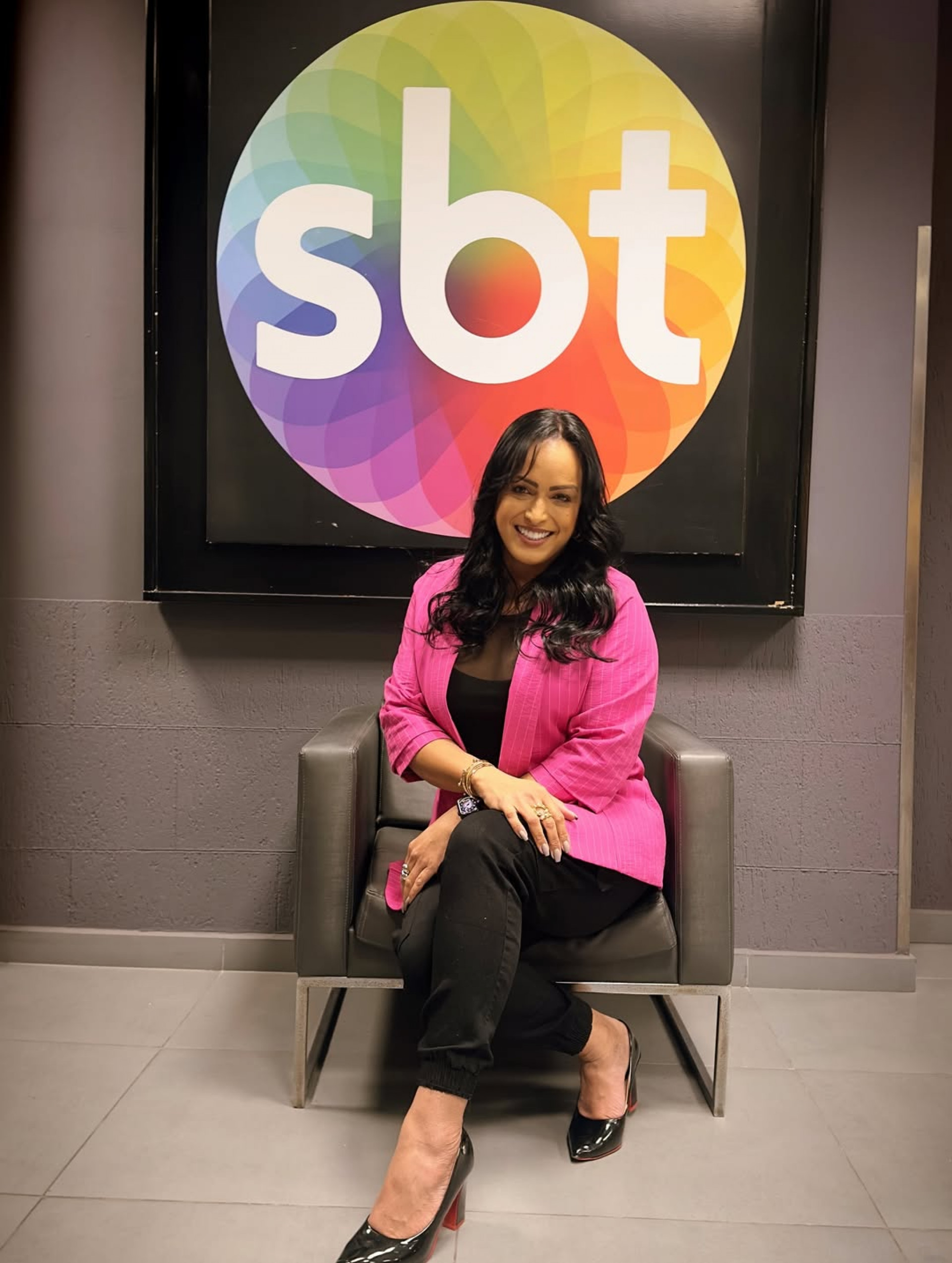 Lisa Gomes anuncia saída da RedeTV! e contratação no SBT