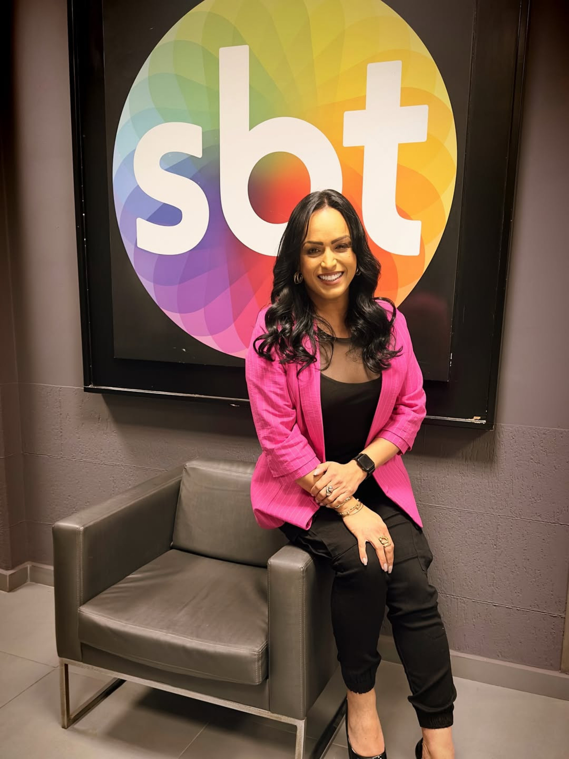 Lisa Gomes anuncia saída da RedeTV! e contratação no SBT
