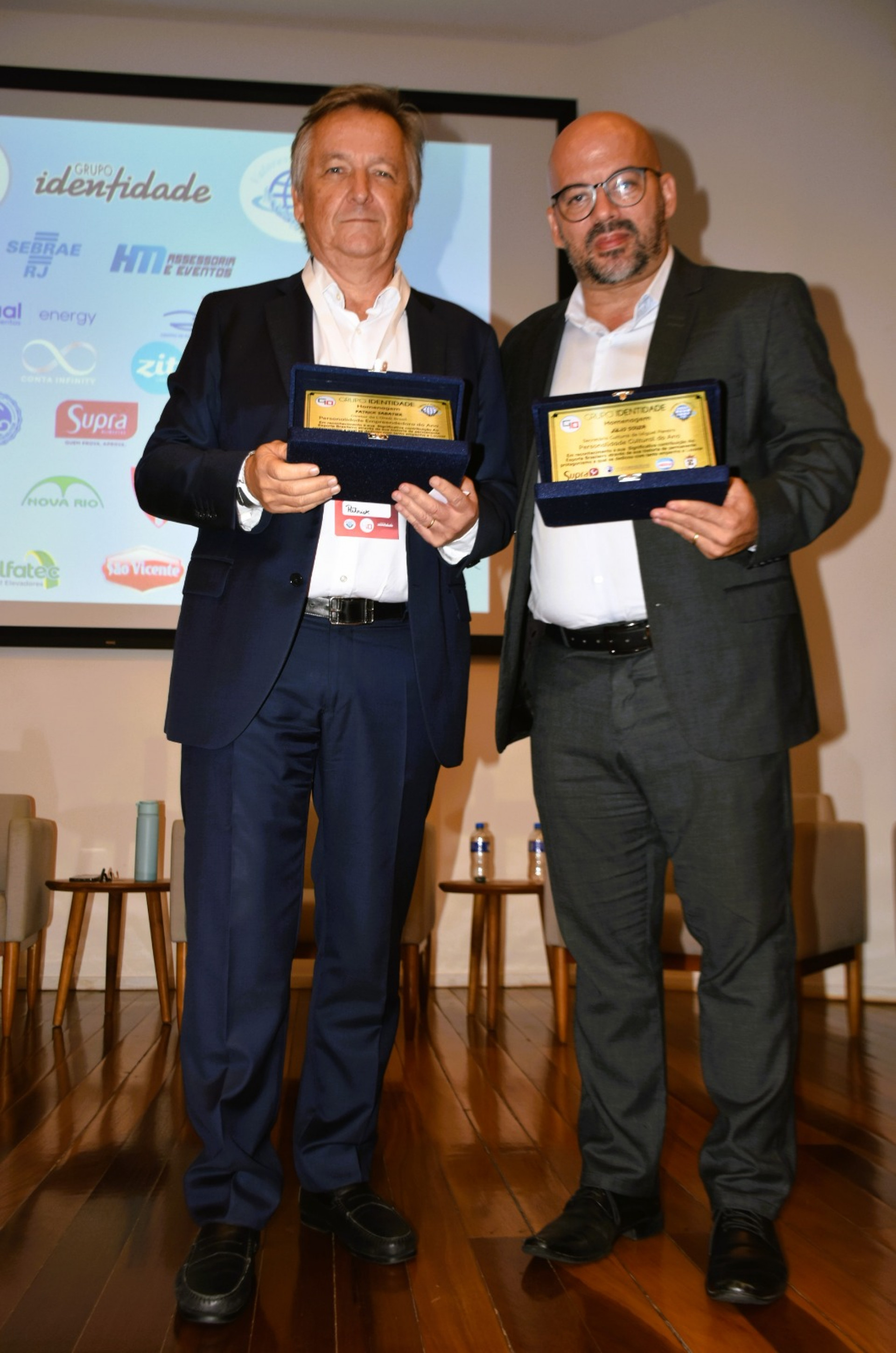 Julio Souza em premiação do G10