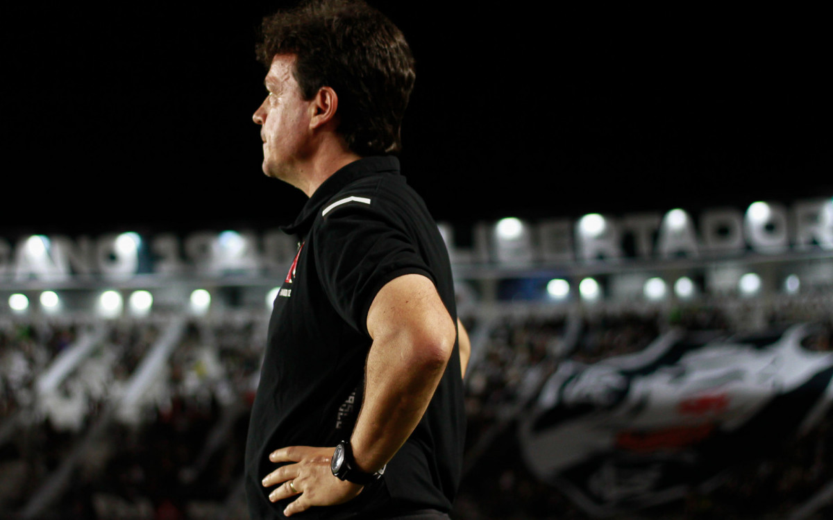 Fernando Diniz é o técnico do Vasco