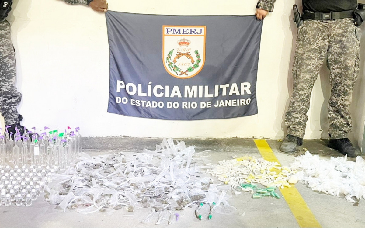 Patrulha com cães do BAC encontra sacolas recheadas de drogas em imóvel abandonado usado por traficantes