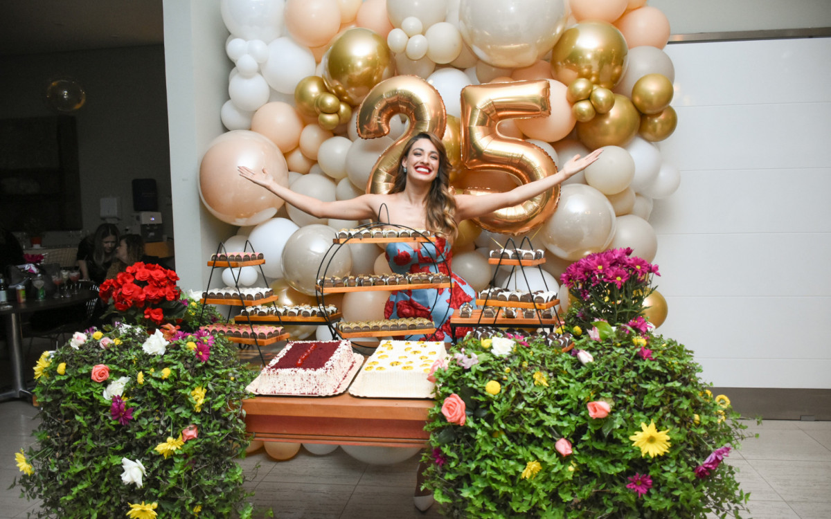 Ex-BBB Beatriz Reis comemora aniversário de 25 anos com festa