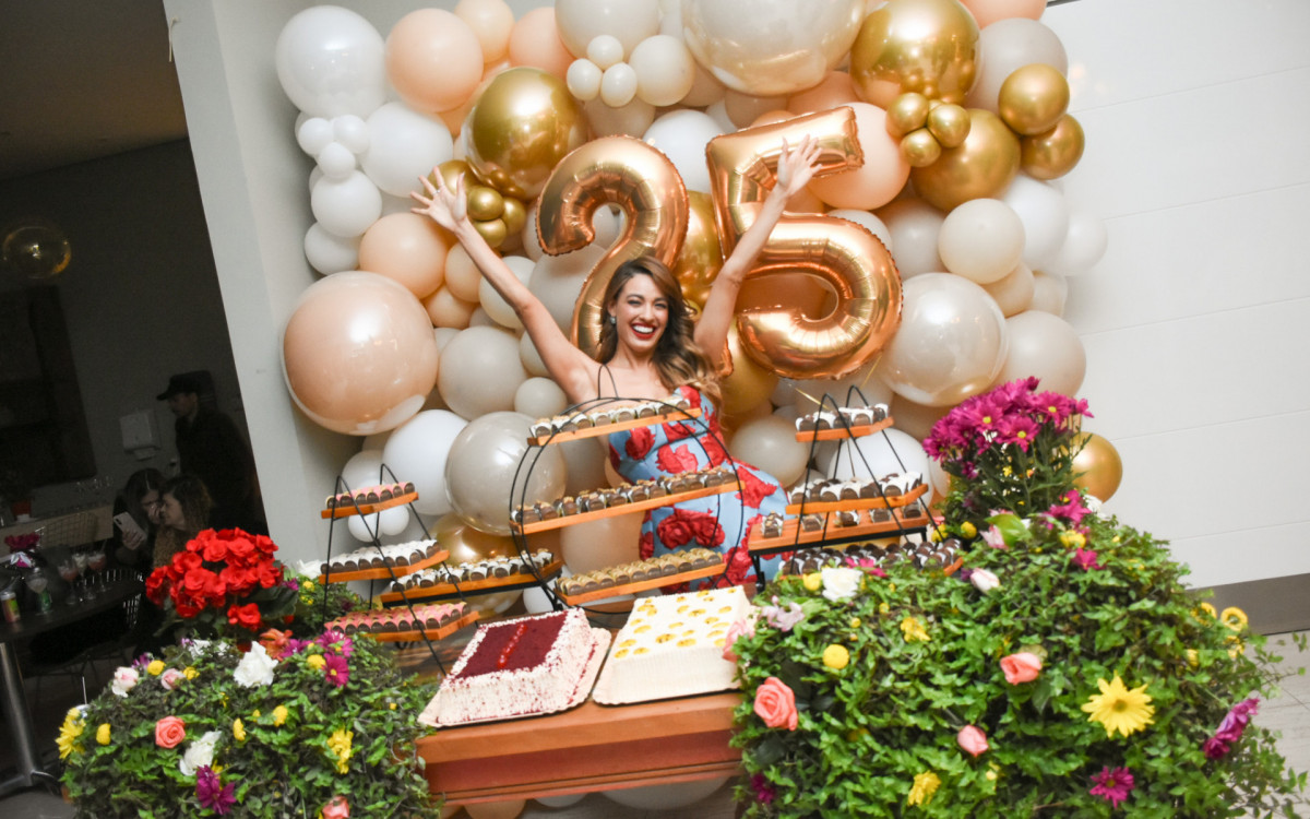 Ex-BBB Beatriz Reis comemora aniversário de 25 anos com festa