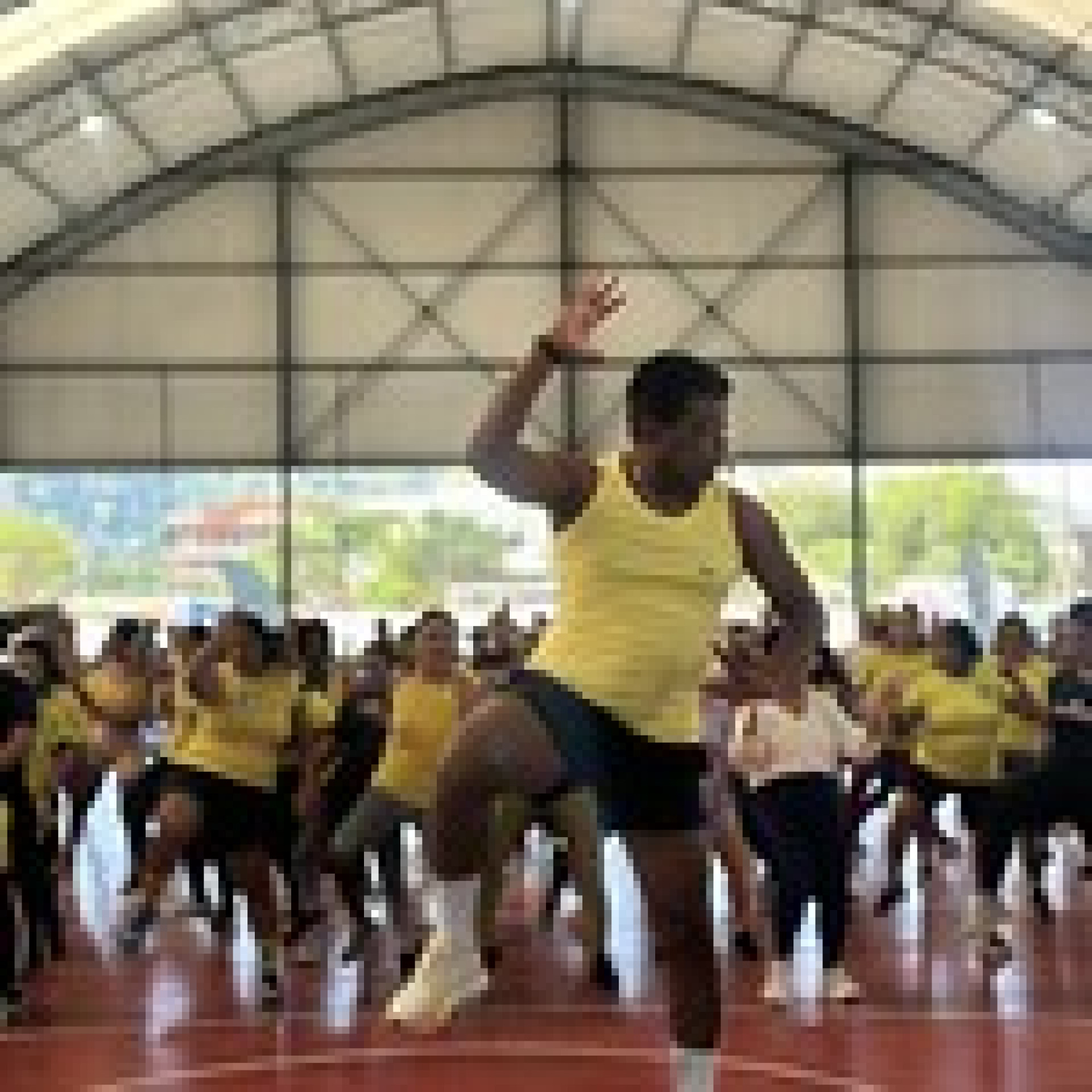 Professor Carlão no comando do evento que reuniu alunas de vários polos espalhados pelo município