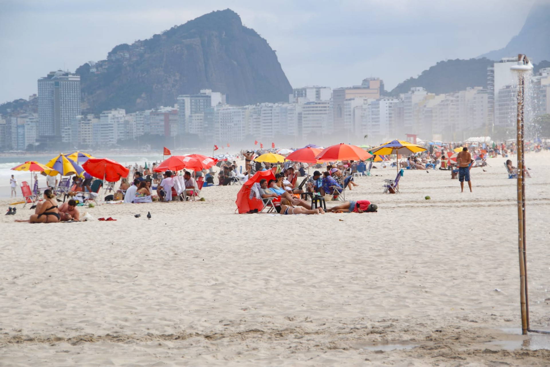 Cariocas e visitantes foram à Praia do Leme, na Zona Sul, mesmo com tempo encoberto - Érica Martin / Agência O Dia