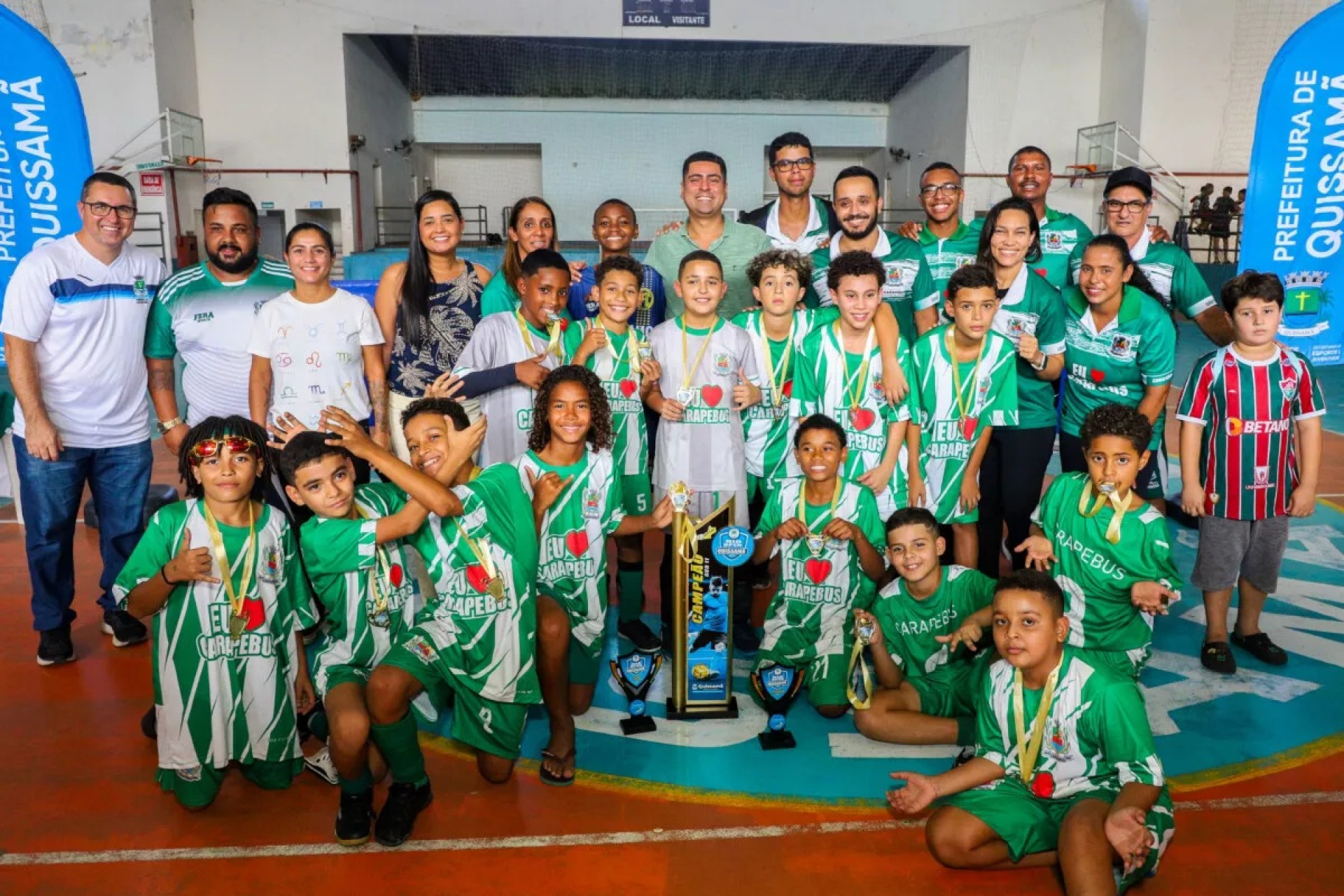 Equipes de Carapebus celebram a dobradinha hist&oacute;rica no gin&aacute;sio lotado em Quissam&atilde; - Foto: Divulga&ccedil;&atilde;o