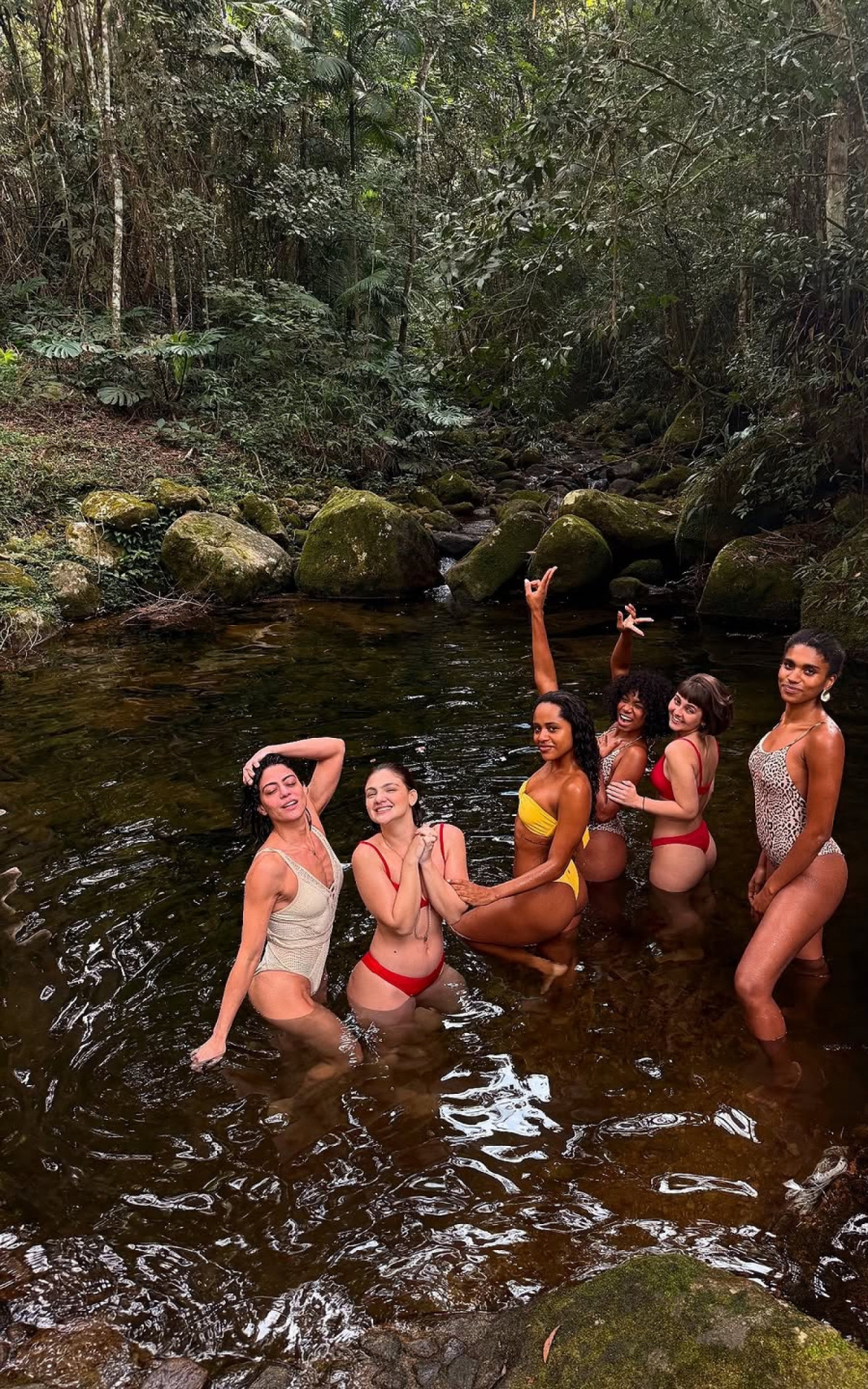 Klara Castanho curte dia de cachoeira com atrizes de 'Garota do Momento'  - Reprodução/Instagram