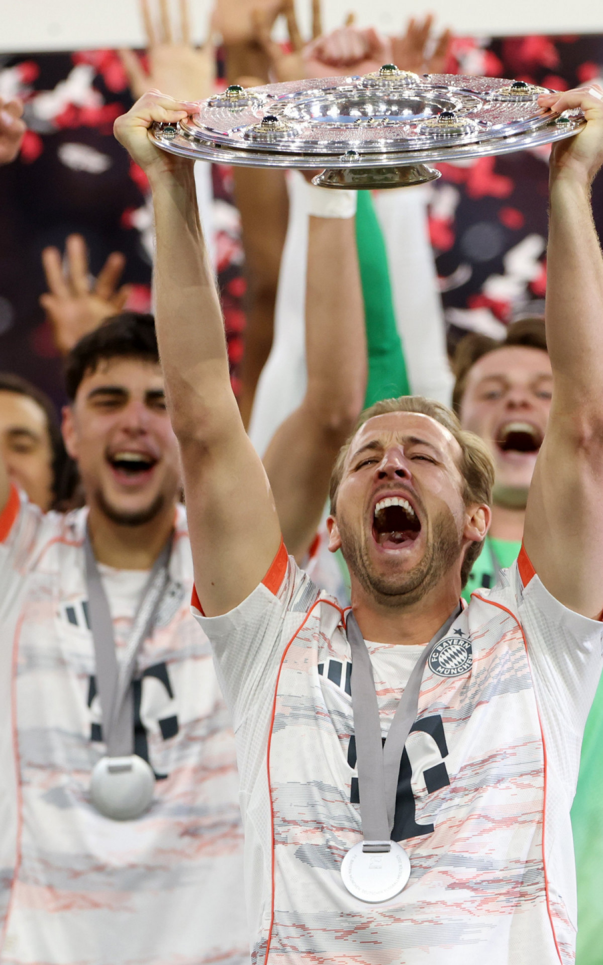 Fim da piada: Harry Kane, enfim, foi campeão pela primeira vez em 14 anos de carreira, ao levantar troféu do Campeonato Alemão pelo Bayern de Munique