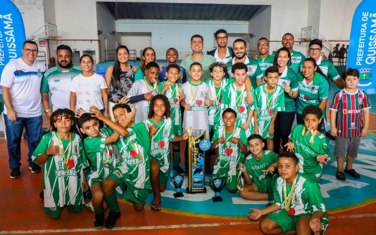 Equipes de Carapebus celebram a dobradinha histórica no ginásio lotado em Quissamã