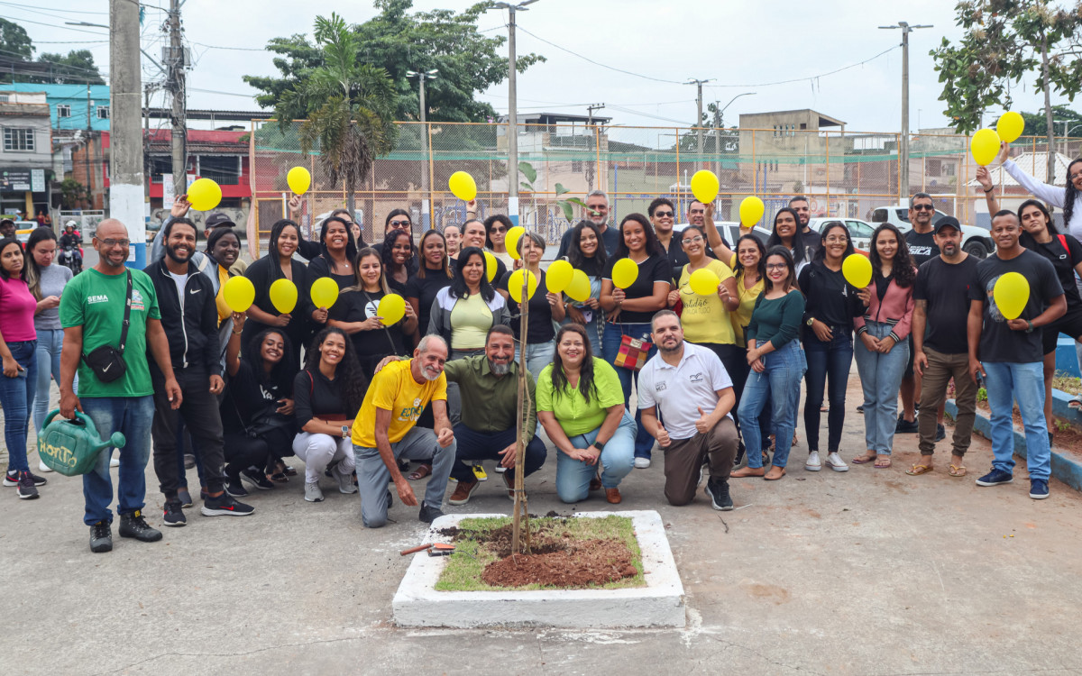 Flávio Gonçalves com os participantes do evento celebrando o Mês do Meio Ambiente